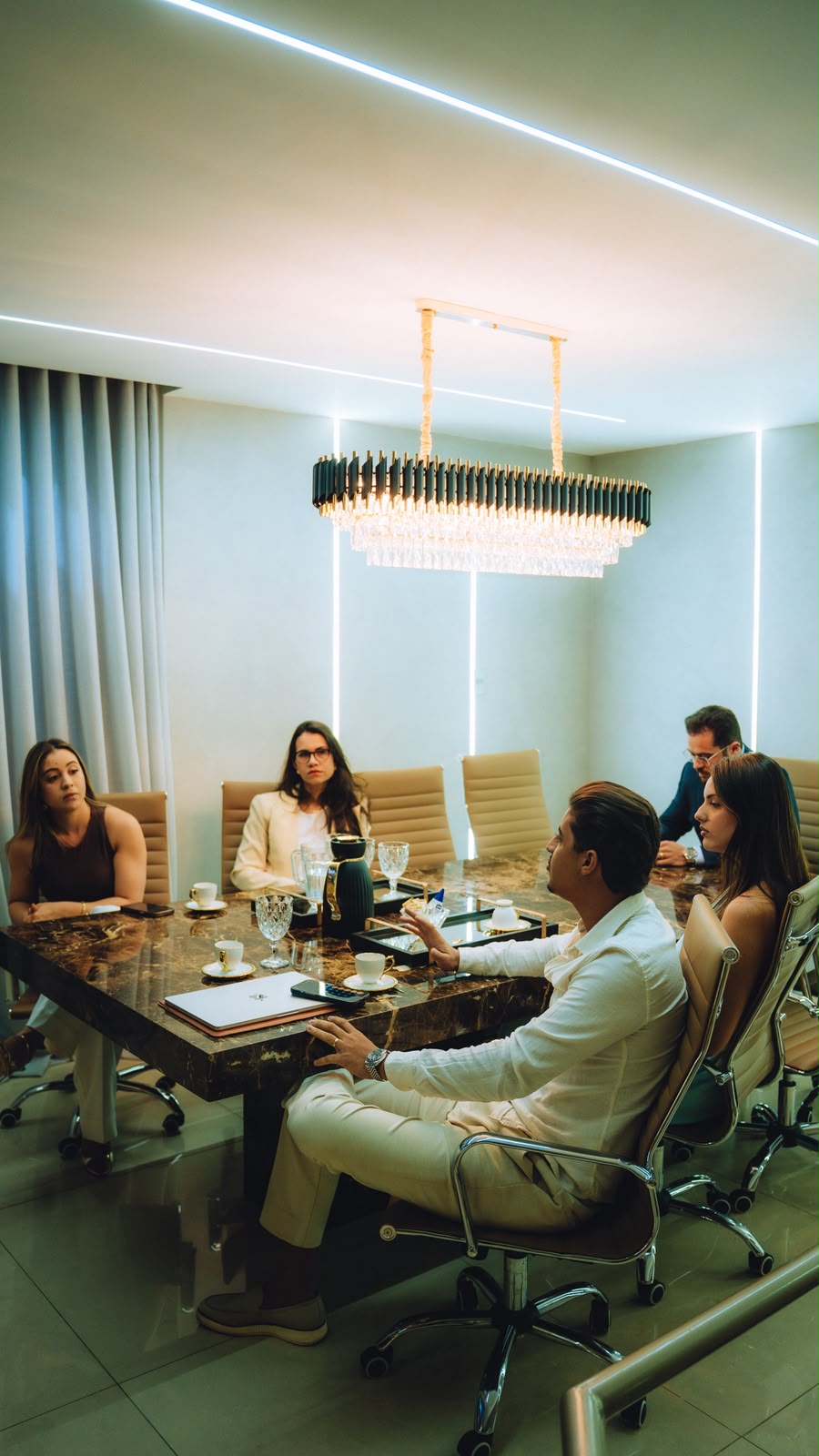 Reunião com empresários na mesa de mármore