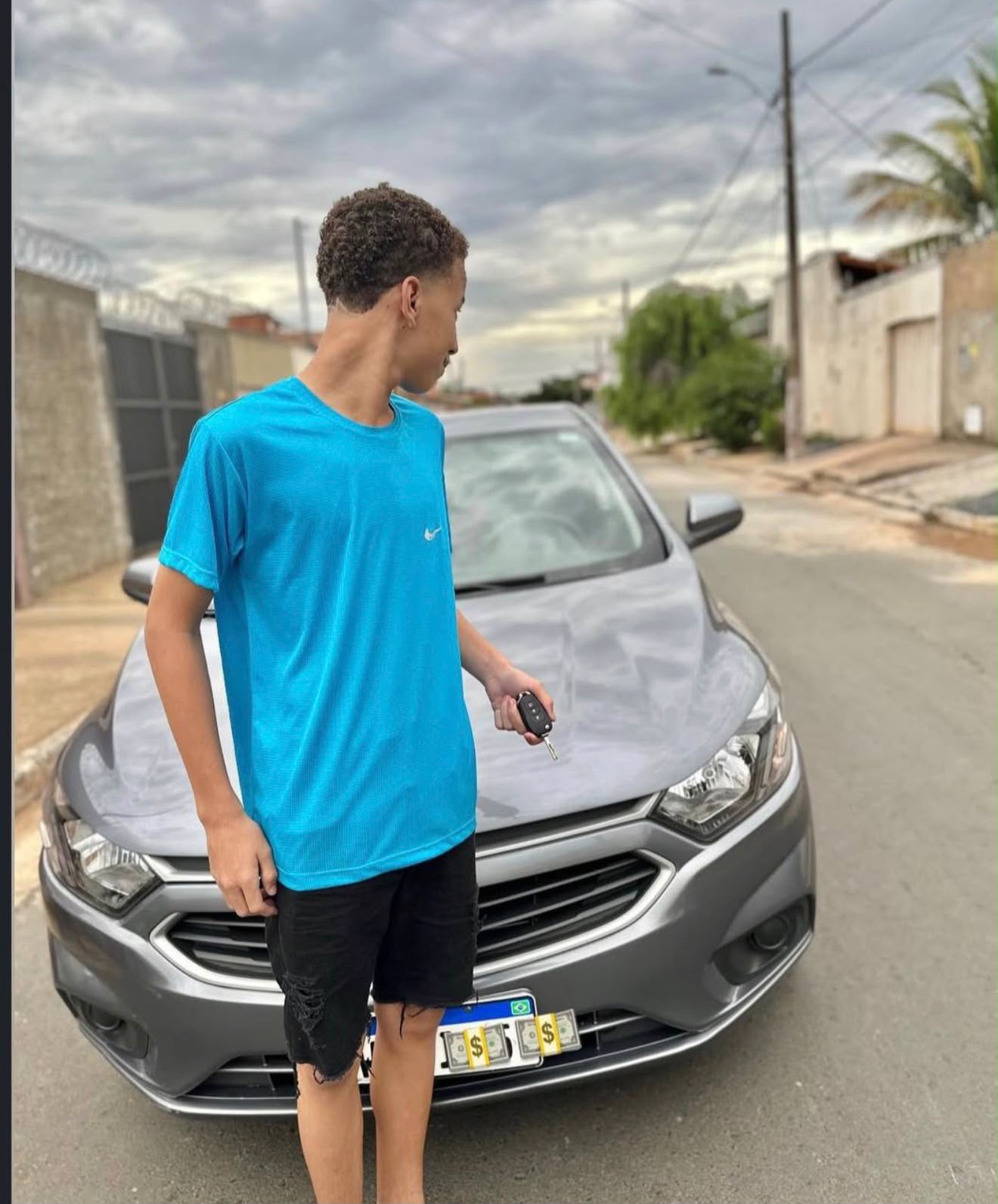 Aluno com o primeiro carro comprado