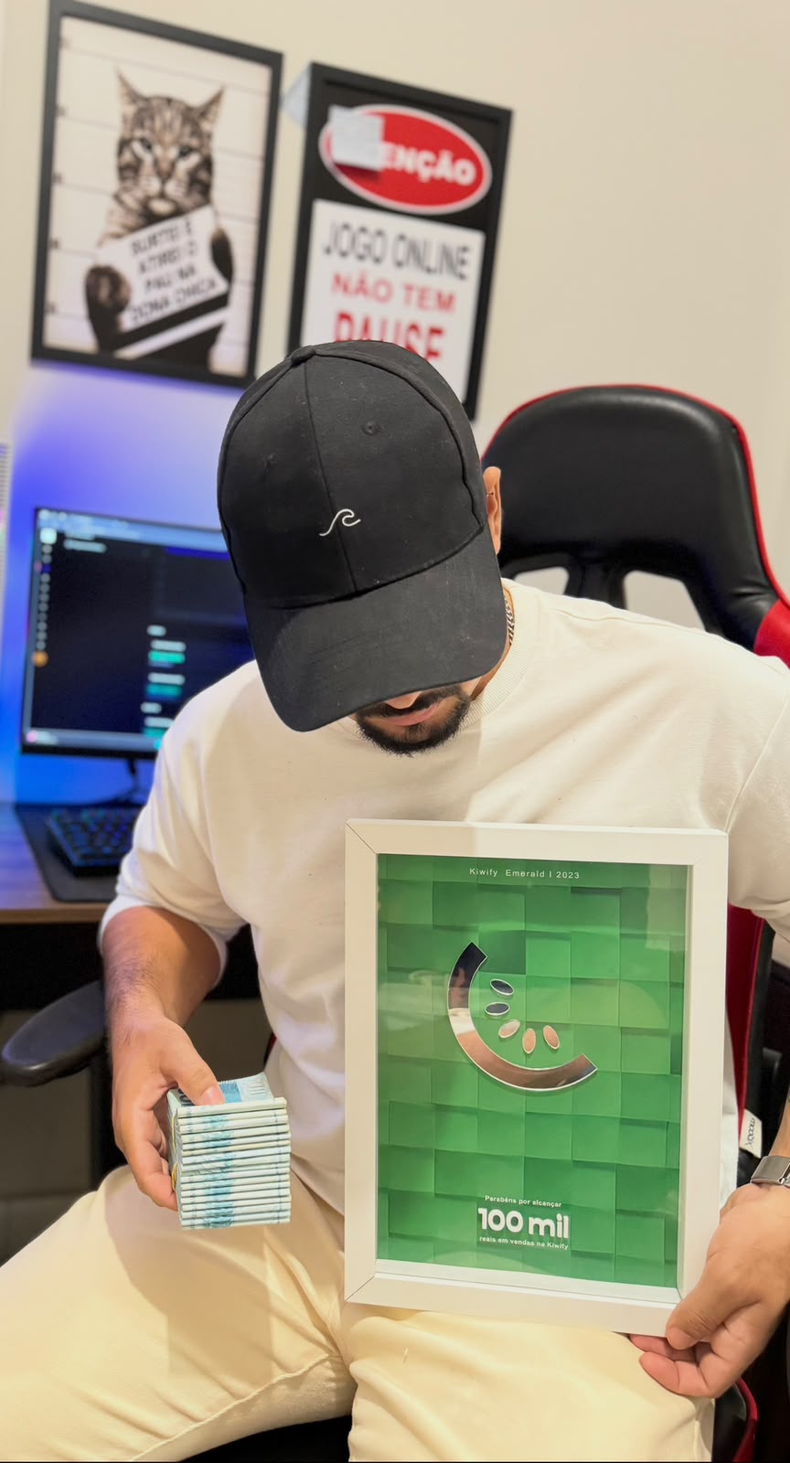 Aluno com placa de 100 mil e dinheiro em mãos